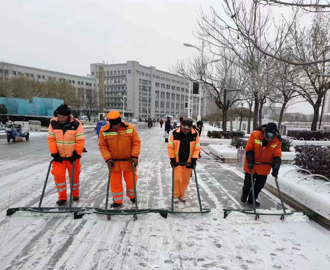 以雪为令 保障出行 | 大雪纷飞而至，午夜两性视频人清雪忙